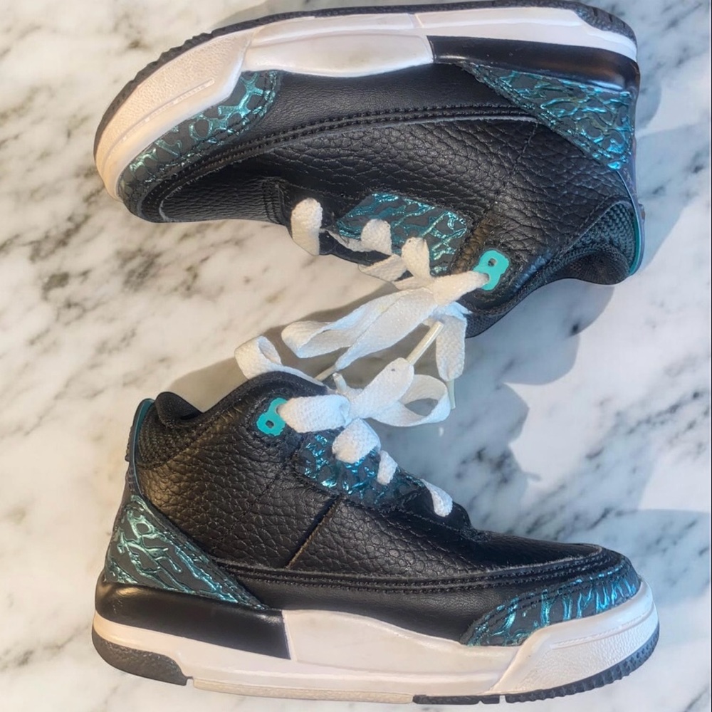 Air Jordan 3 Retro lifestyle shoes 7c black & hyper jade colorway.